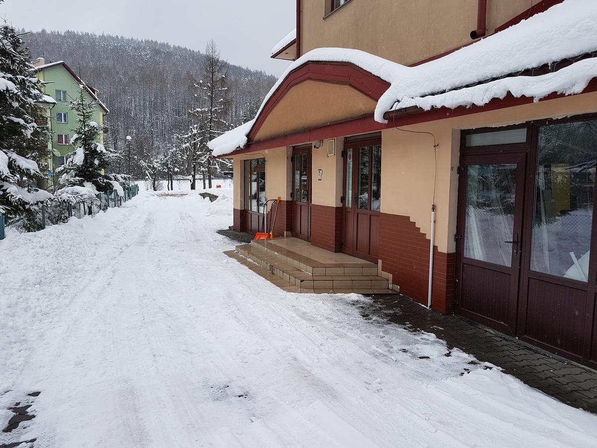 Gosciniec Ustrzycki Hotel Ustrzyki Dolne Buitenkant foto